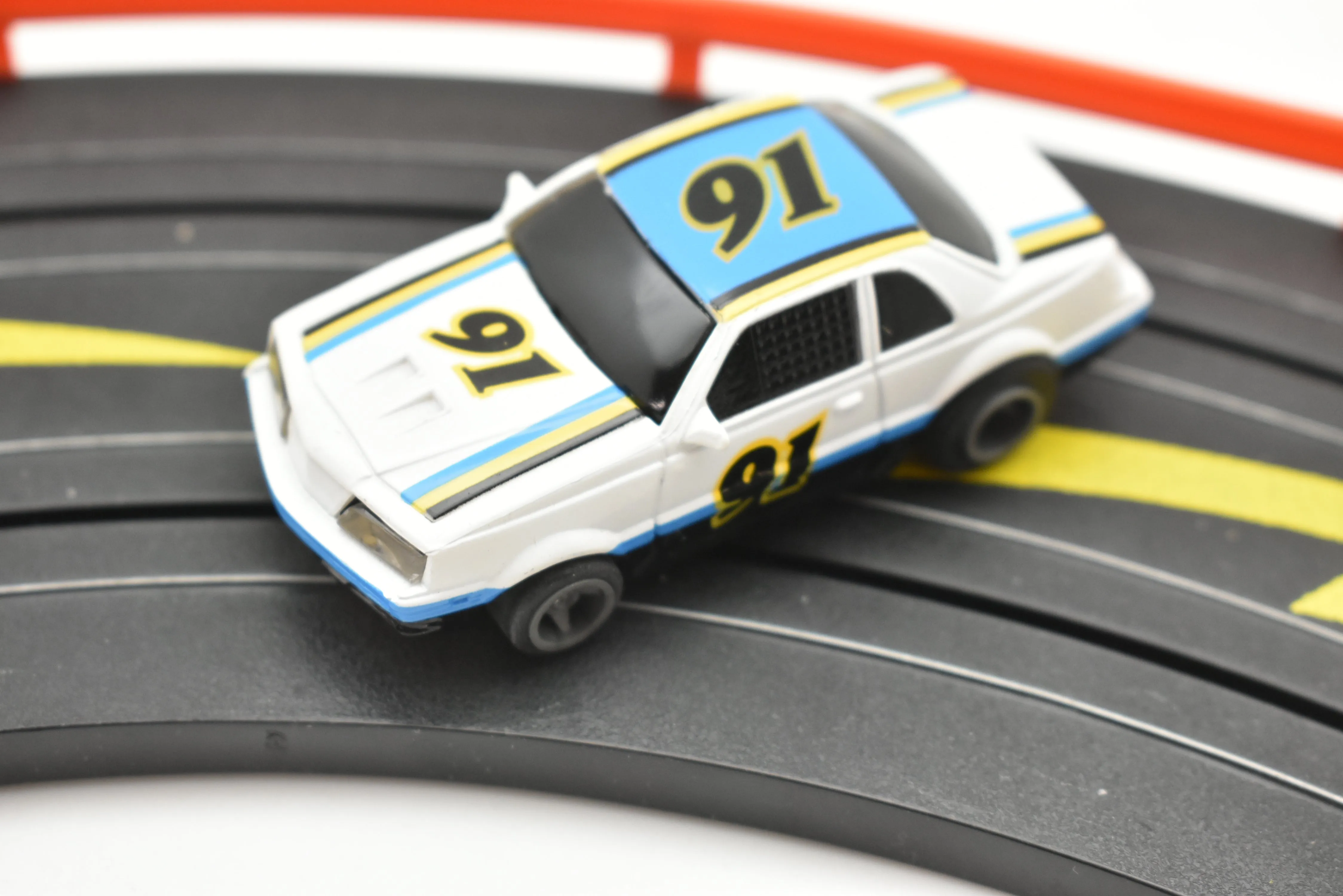 Rokar Generic NASCAR White/Blue/Yellow with Lights | 13016B |  Life-Like 