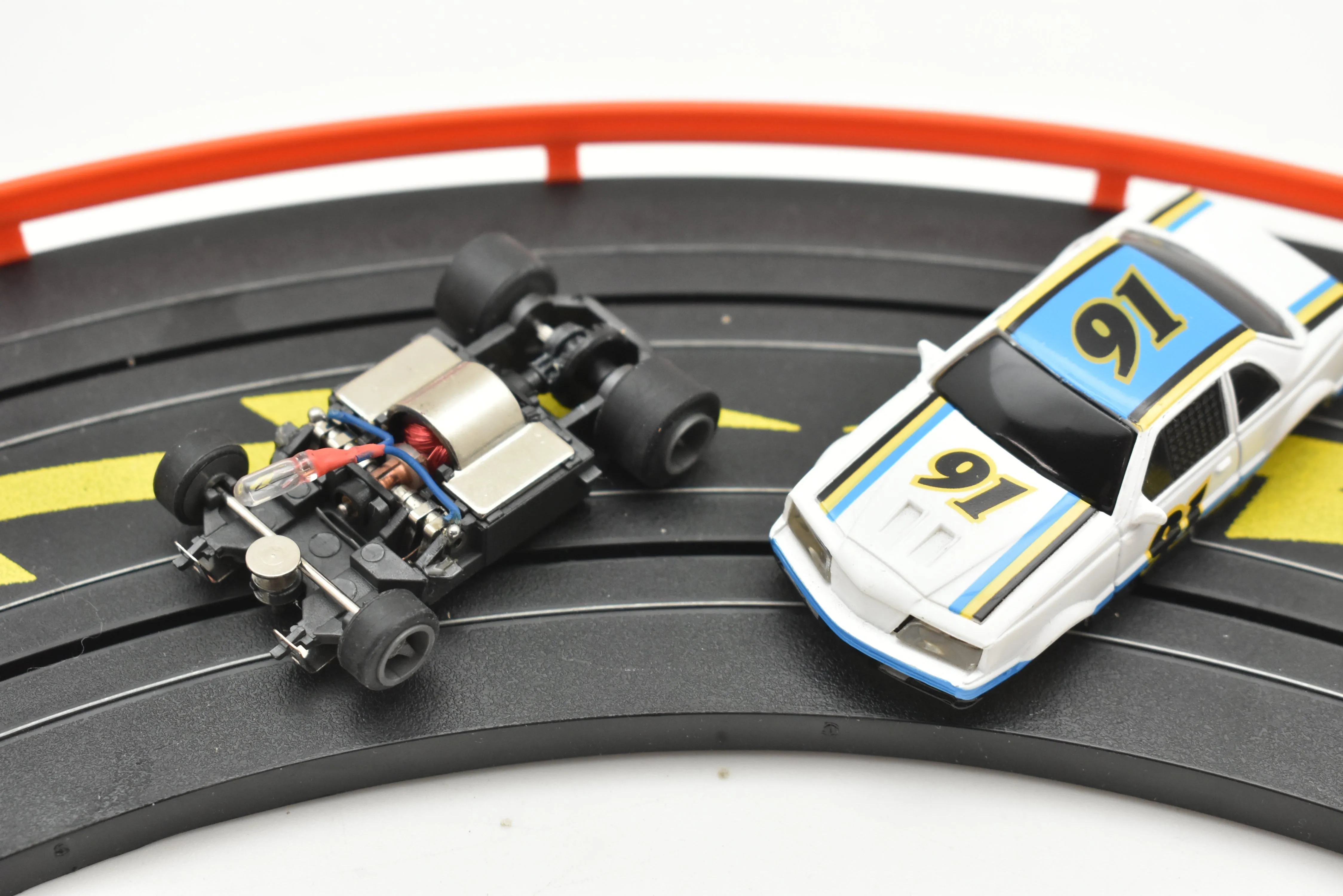 Rokar Generic NASCAR White/Blue/Yellow with Lights | 13016B |  Life-Like 