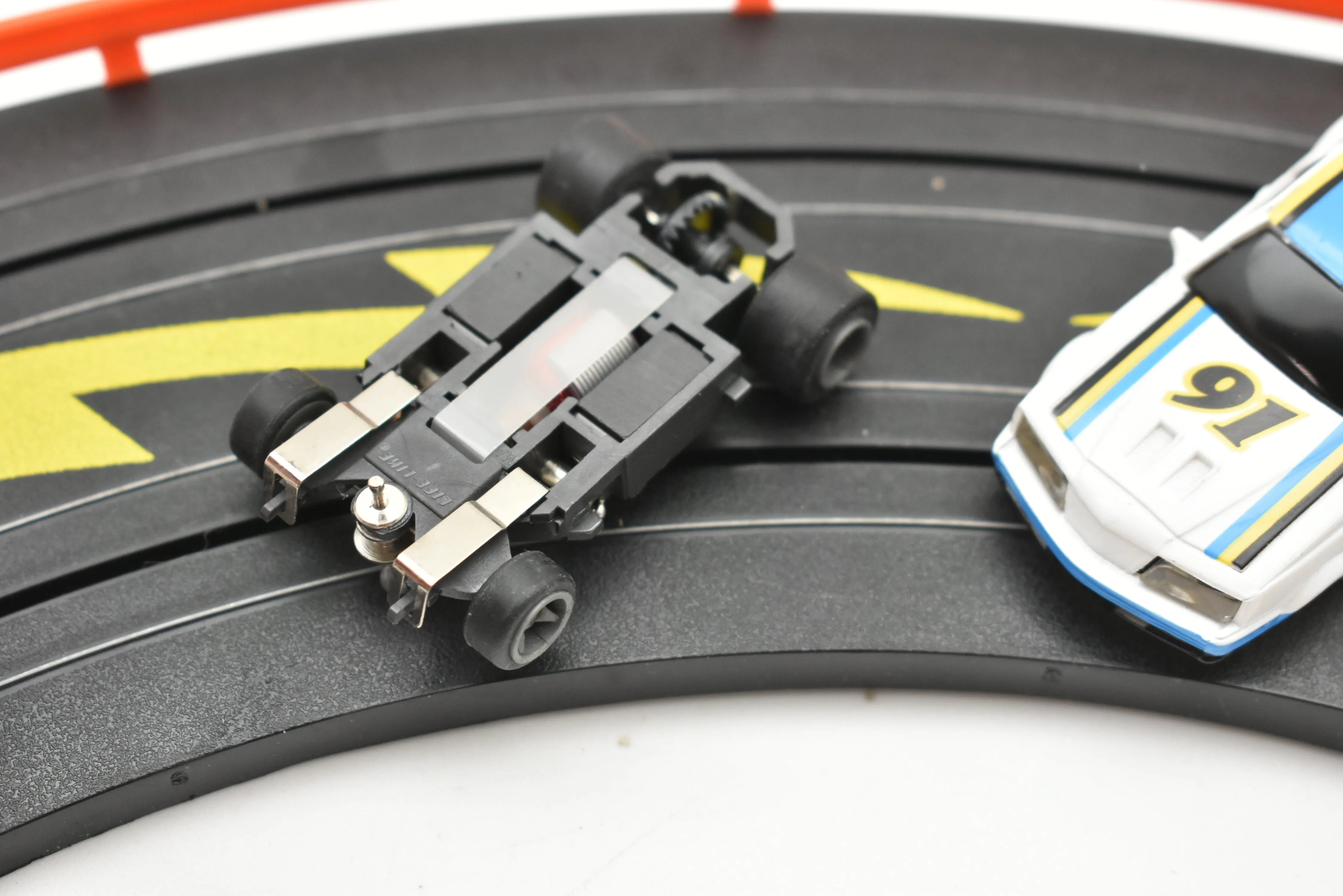 Rokar Generic NASCAR White/Blue/Yellow with Lights | 13016B |  Life-Like 